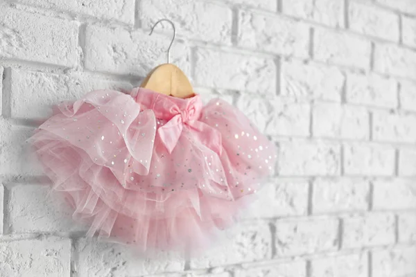 Симпатичная розовая юбка — стоковое фото