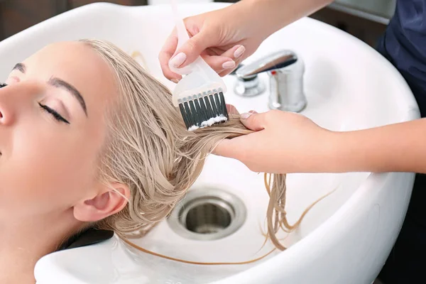 Friseur setzt Maske auf — Stockfoto