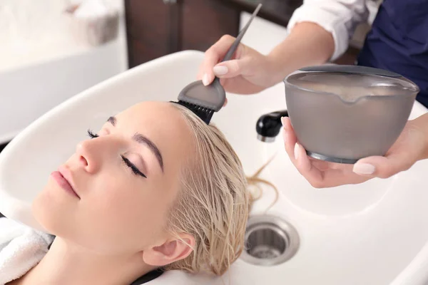 Hairdresser putting mask — Stock Photo, Image