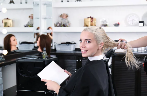 Jeune Femme Blonde Salon Coiffure — Photo