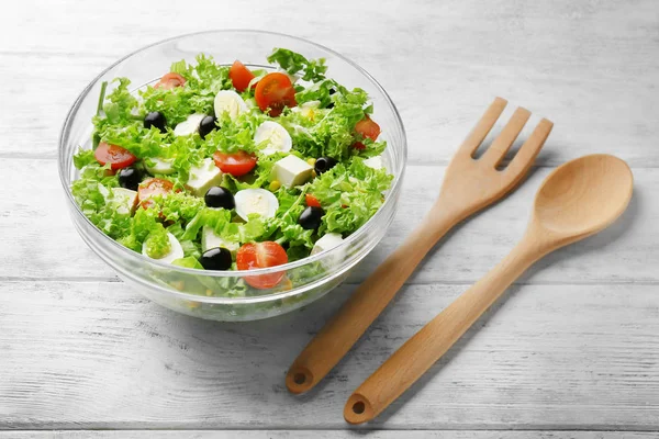 Bowl of fresh salad with green lettuce — Stock Photo, Image
