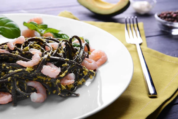 Pastas negras con camarones — Foto de Stock