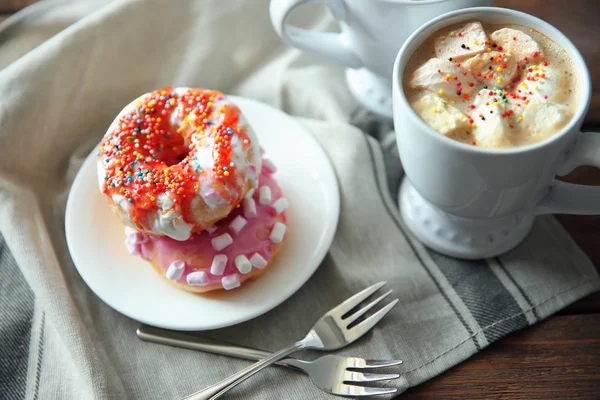 Plate with delicious doughnuts — Stock Photo, Image