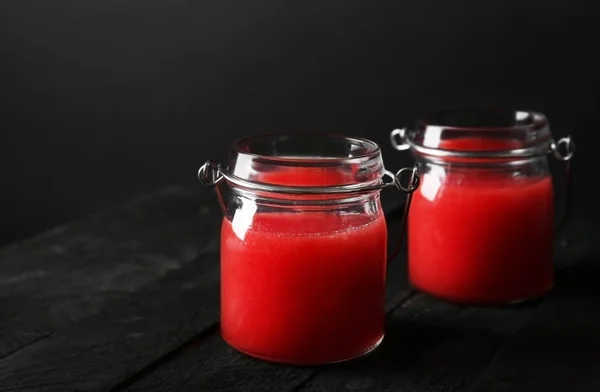 Frascos com smoothie de melancia — Fotografia de Stock