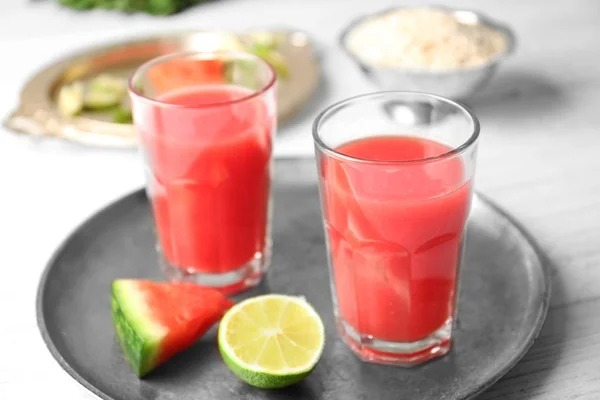 Glasögon med färsk smoothie — Stockfoto