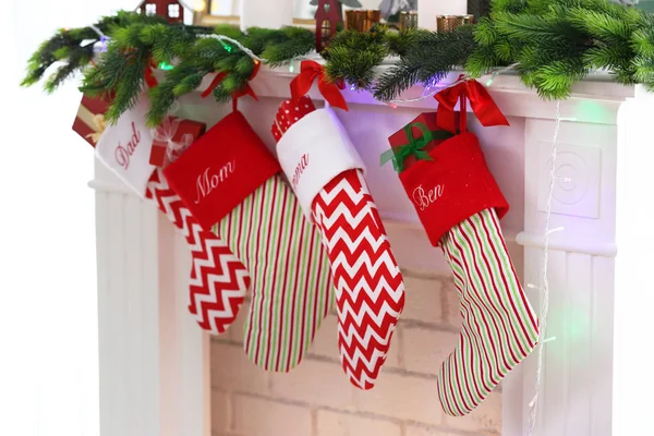 Şömine ile dekore edilmiş çorap