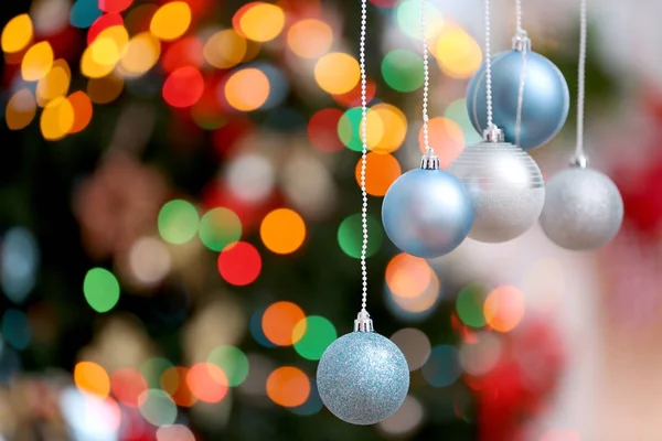 Bolas em luzes de Natal desfocadas — Fotografia de Stock