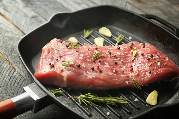 Délicieux steak au romarin aromatique — Photo