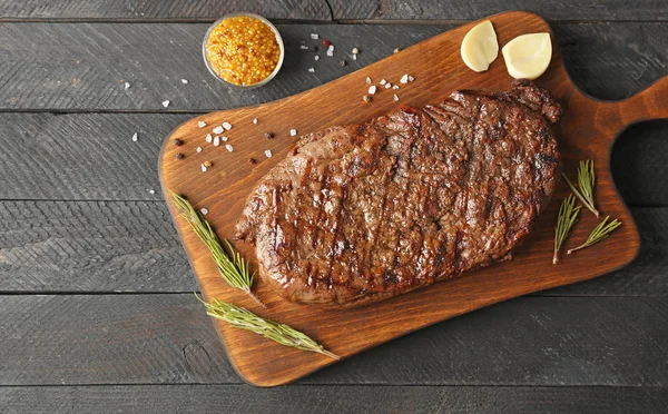 Heerlijke steak met aromatische rozemarijn — Stockfoto