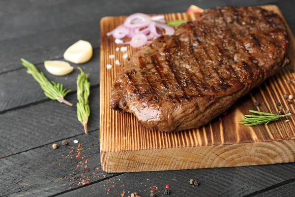 Heerlijke steak met aromatische rozemarijn — Stockfoto