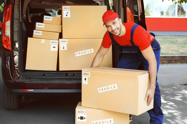 Leverans mannen lossning skifte — Stockfoto