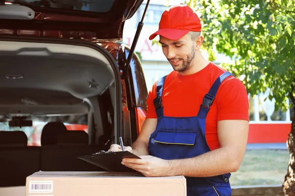 Lista de comprobación del hombre de entrega — Foto de Stock