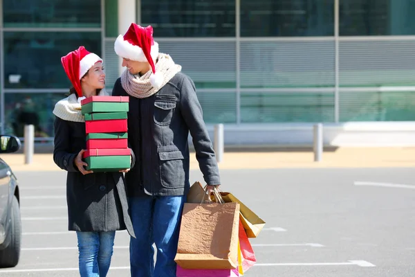 Paar met kerst aankopen — Stockfoto