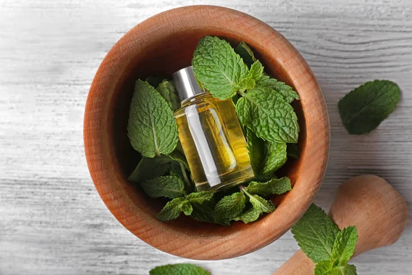 Essential oil with mint — Stock Photo, Image