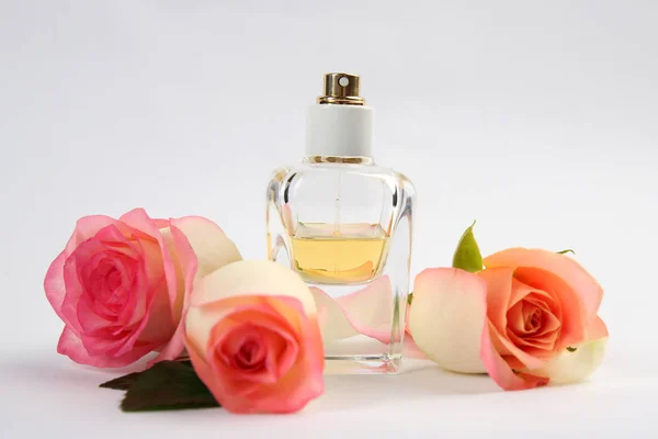 Parfümflasche mit Blumen — Stockfoto