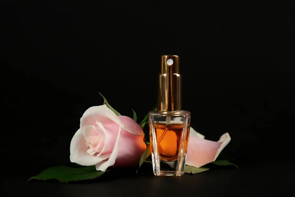 Parfém láhev s květinami — Stock fotografie