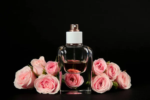 Frasco de perfume con flores — Foto de Stock