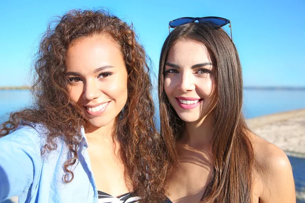 Όμορφα Κορίτσια Λήψη Selfie Στην Παραλία — Φωτογραφία Αρχείου