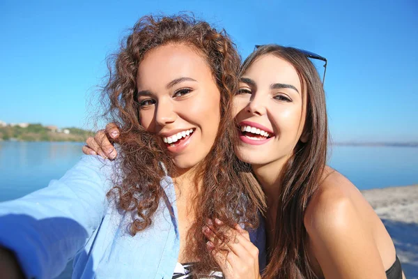 Meninas Bonitas Tomando Selfie Praia — Fotografia de Stock