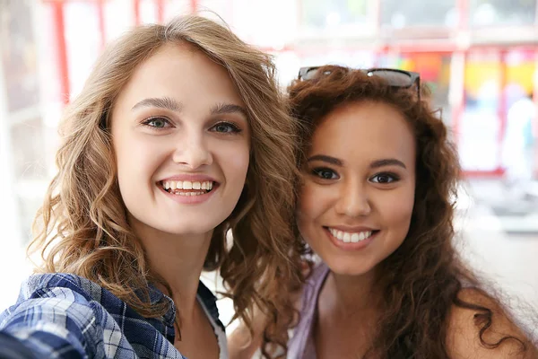 Happy Vrienden Nemen Selfie Café — Stockfoto