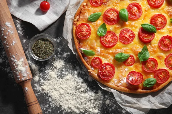 Deliciosa pizza en la mesa de la cocina — Foto de Stock