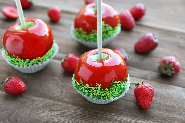 Manzanas dulces con fresa — Foto de Stock