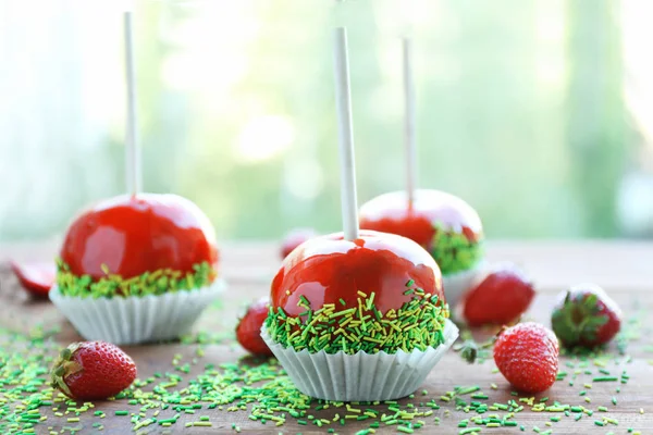 Zuckeräpfel mit Erdbeere — Stockfoto