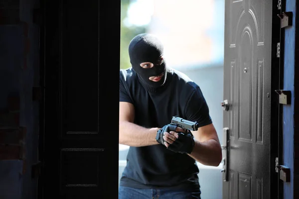 Ladrón con pistola — Foto de Stock