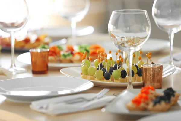 Mesa servida para buffet de férias — Fotografia de Stock