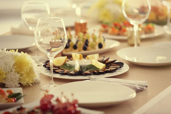 Tavolo servito per buffet vacanza — Foto Stock