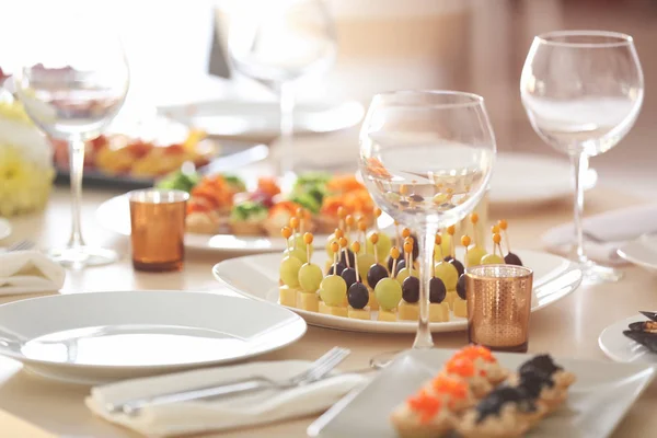 Tisch für Feiertagsbuffet — Stockfoto