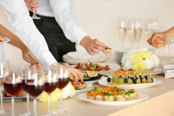 Люди, які вибирають їжу під час шведського столу — стокове фото