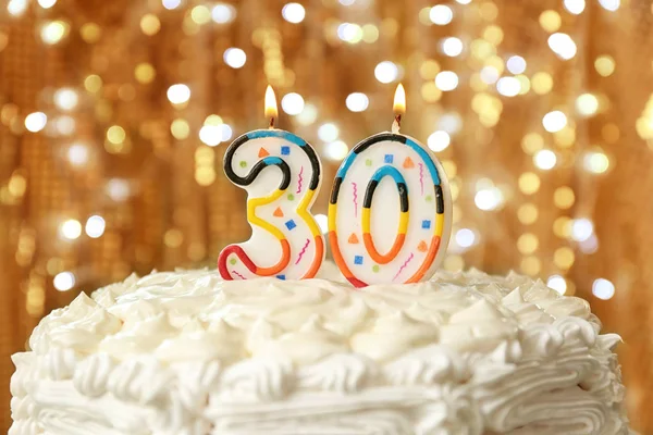 Gâteau d'anniversaire avec des bougies — Photo