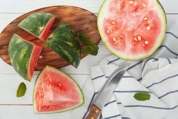 Fatias de melancia com faca na mesa — Fotografia de Stock