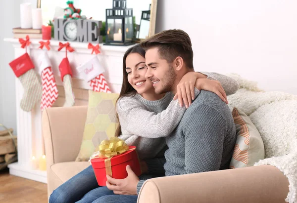 Hombre Dando Regalo Navidad Caja Novia Interior — Foto de Stock