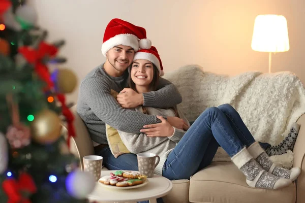 Paar mit Weihnachtsmann-Hüten — Stockfoto