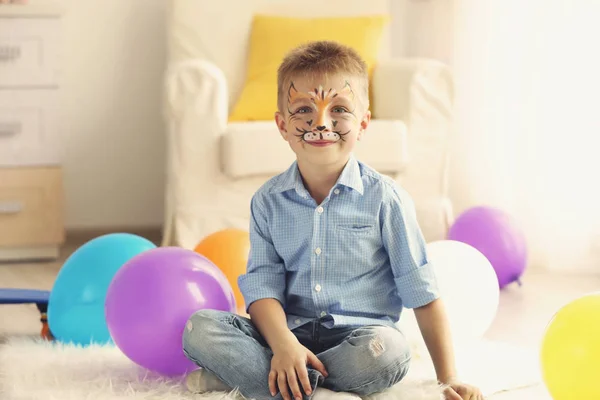 Ragazzo con pittura facciale — Foto Stock