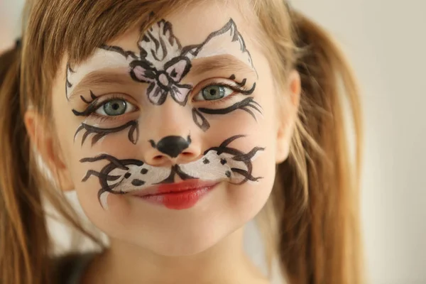 Menina com pintura facial — Fotografia de Stock