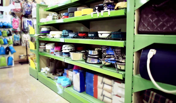 bowls on pet shop shelves