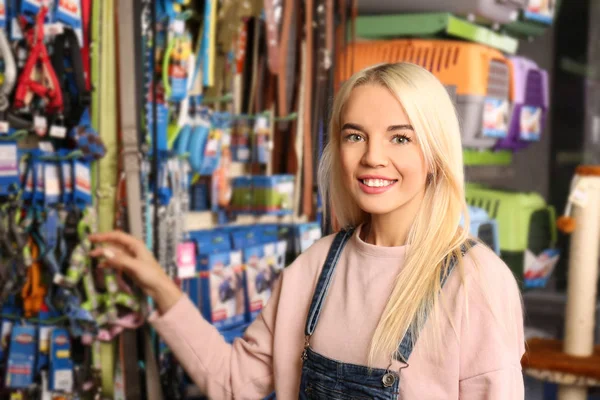 Mooie jonge vrouw. — Stockfoto