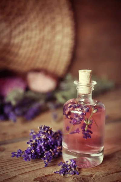 Бутылка с ароматическим маслом — стоковое фото