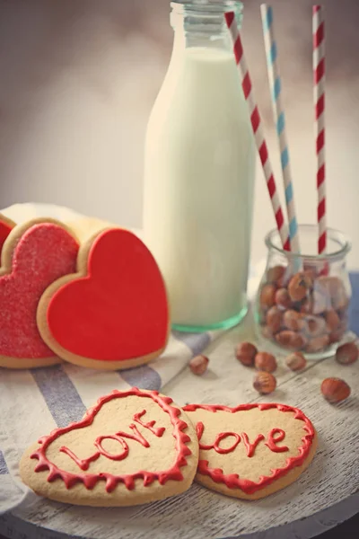 Biscotti a forma di cuore con latte — Foto Stock