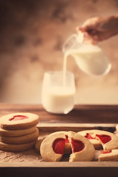 Galletas con leche en la mesa — Foto de Stock