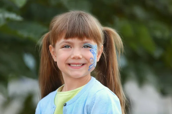 Mädchen mit Aqua-Make-up — Stockfoto