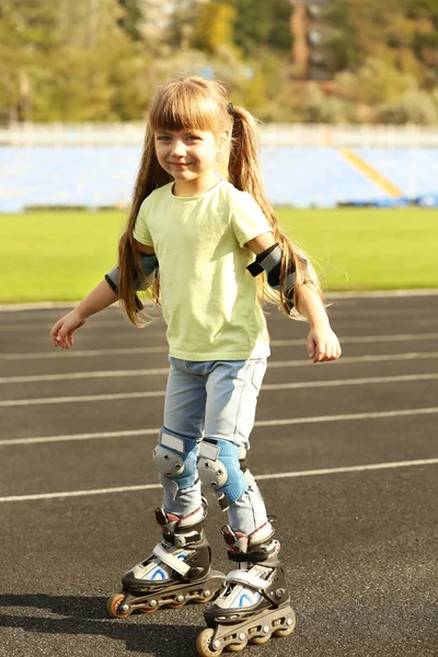 可爱的小女孩，滚轴溜冰鞋 — 图库照片