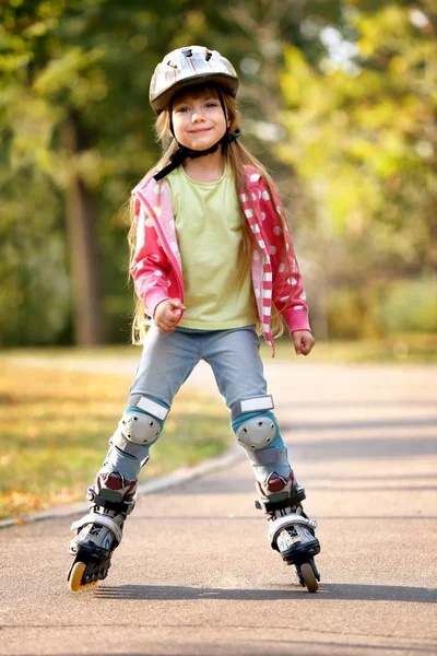 Schattig klein meisje op rolschaatsen — Stockfoto