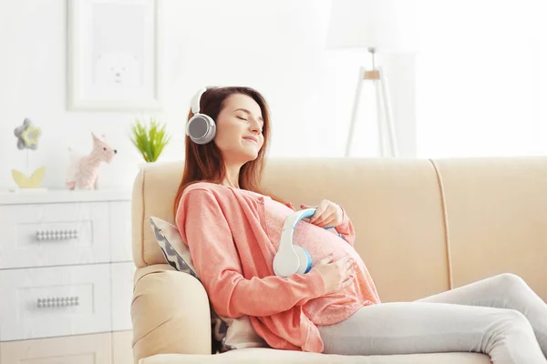 Young pregnant woman — Stock Photo, Image