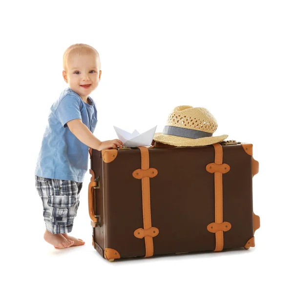 Bebé de pie con maleta — Foto de Stock