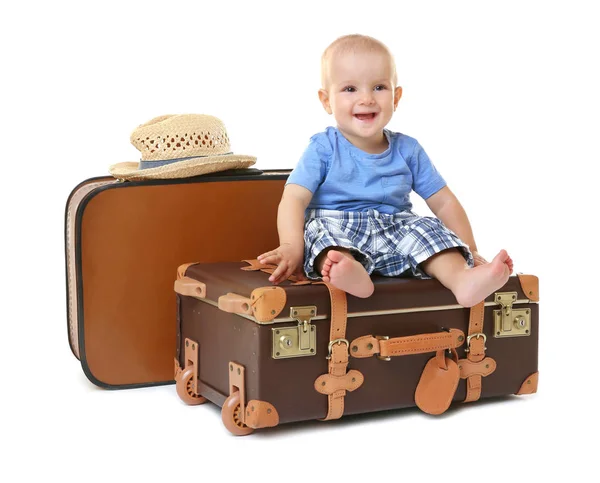 Bebé sentado en la maleta — Foto de Stock