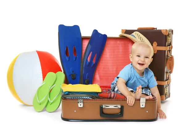 Dziecko siedzi w walizce — Zdjęcie stockowe